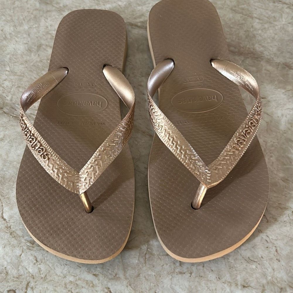 HAVAIANAS Gold Flip Flips